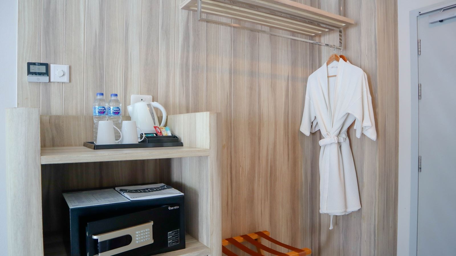 rooms-deluxe-pool-access-child-sharing-bed