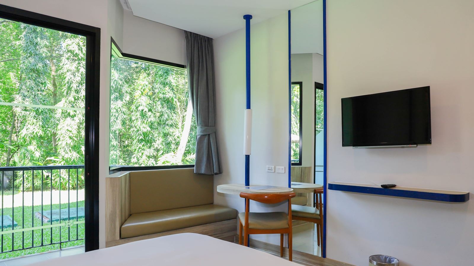 rooms-two-bedroom-family-garden-view-suite-child-sharing-bed