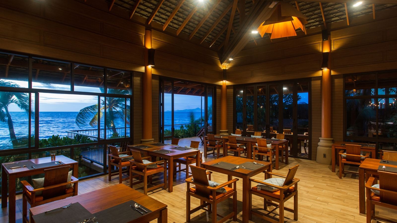restaurants-the-breeze-restaurant