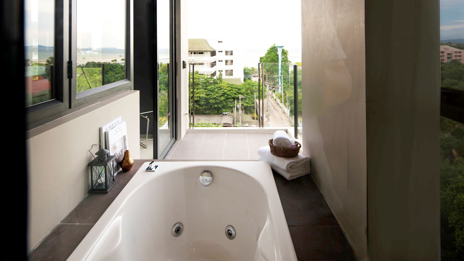 rooms-one-bedroom-corner-suite