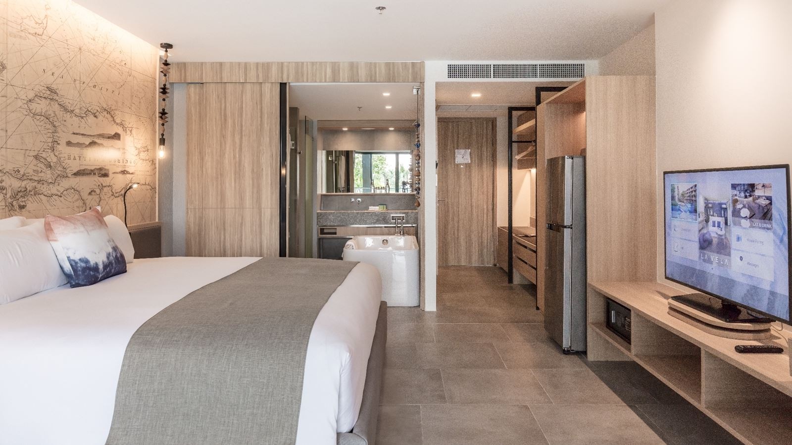 rooms-deluxe-poolside-2nd-chd-share-bed