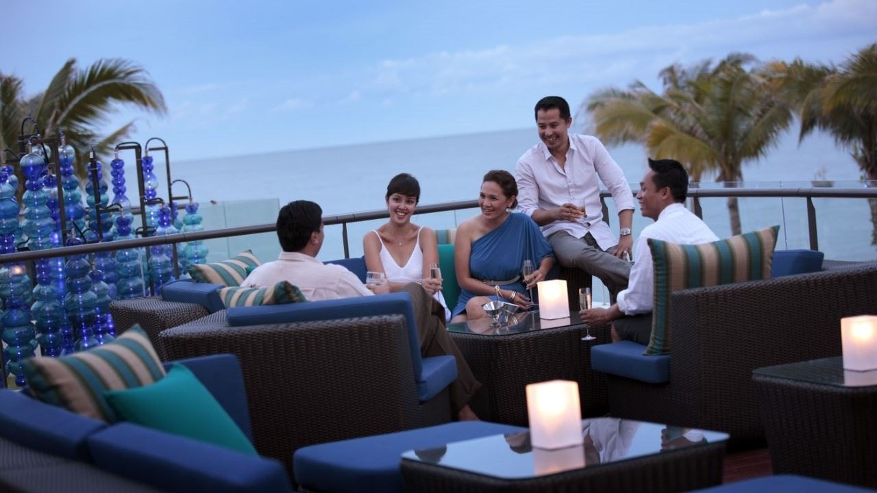 restaurants-azure-bar