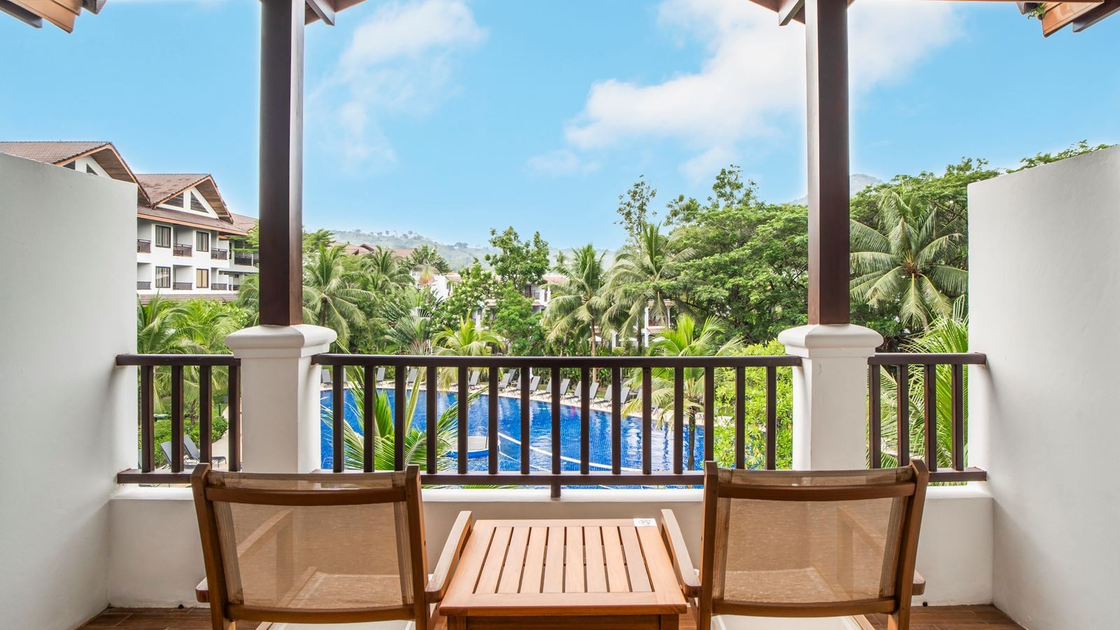 rooms-grand-deluxe-pool-view