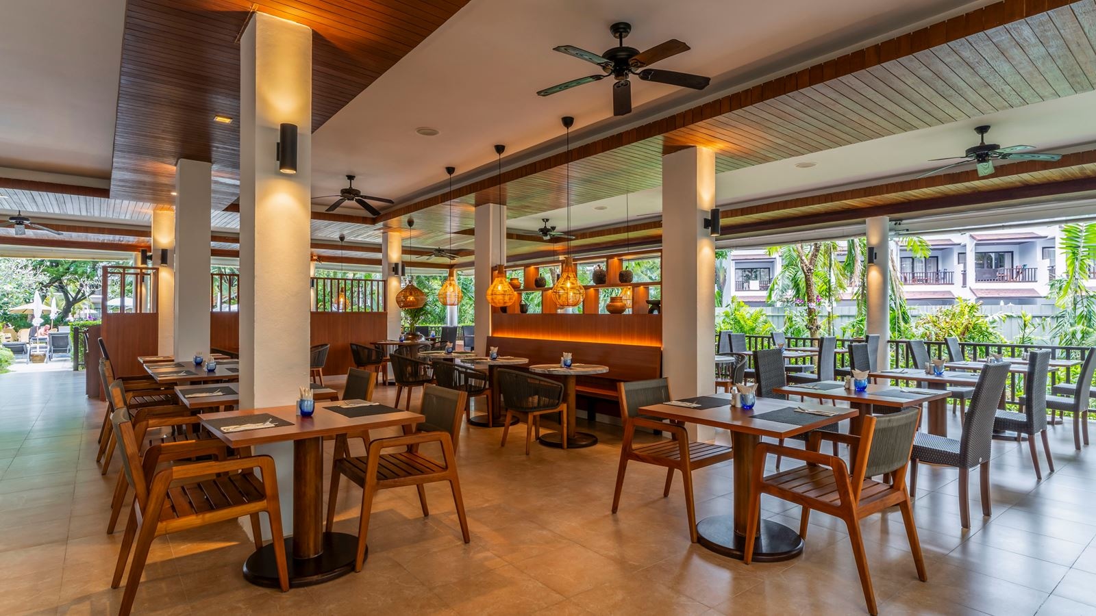 restaurants-restaurant-by-the-pool