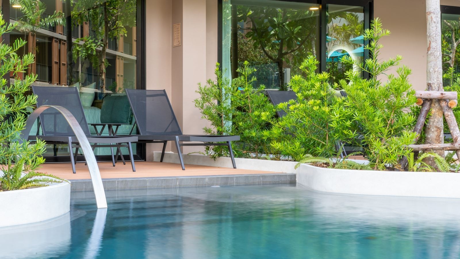 rooms-flora-pool-access