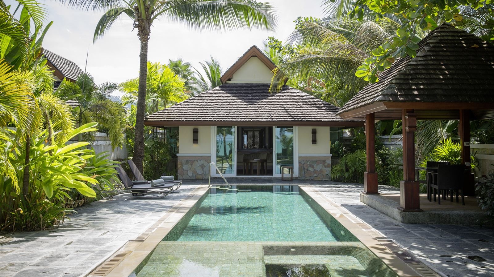 rooms-pool-villa-superior--ocean-front