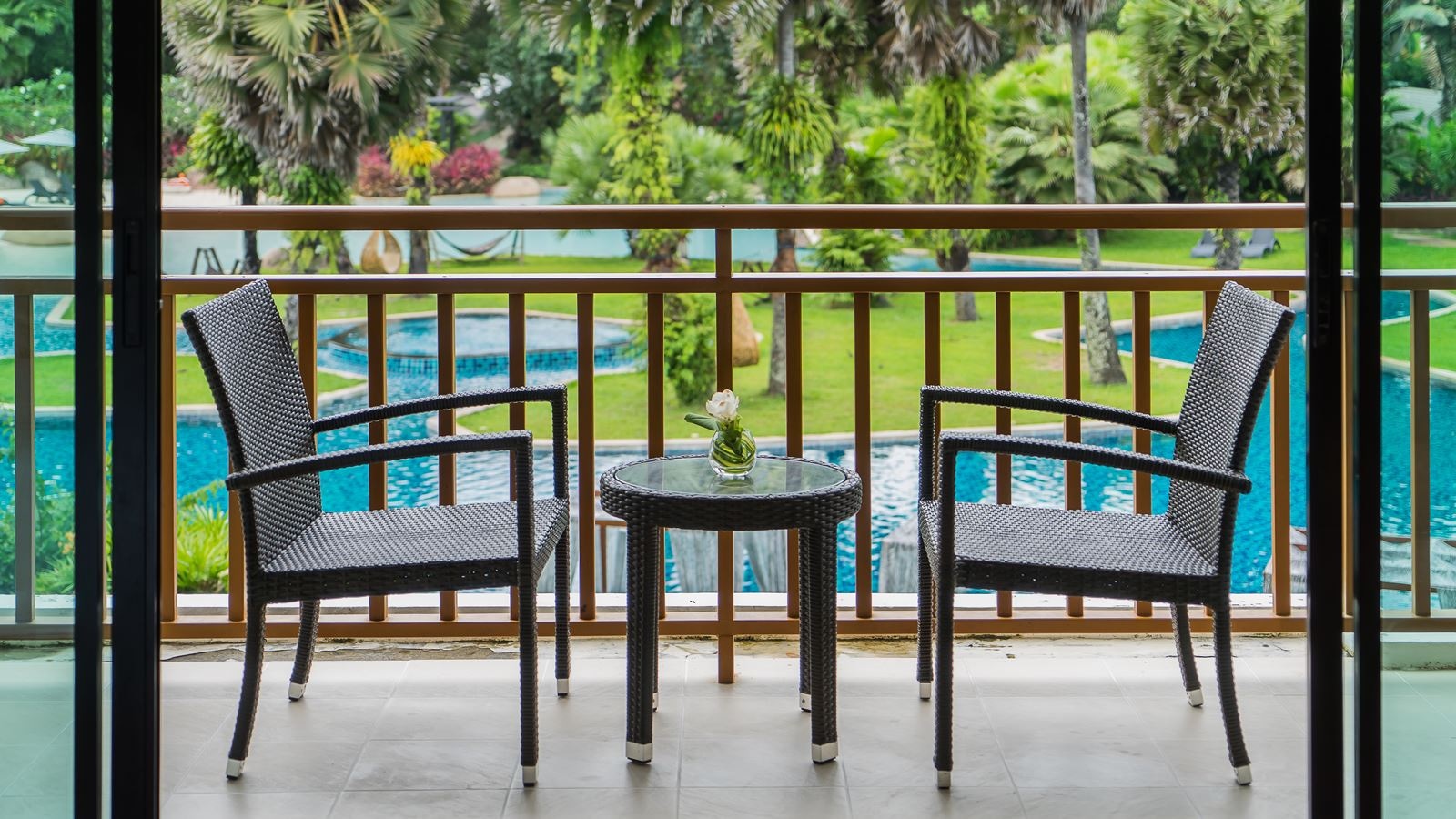 rooms-deluxe-pool-view