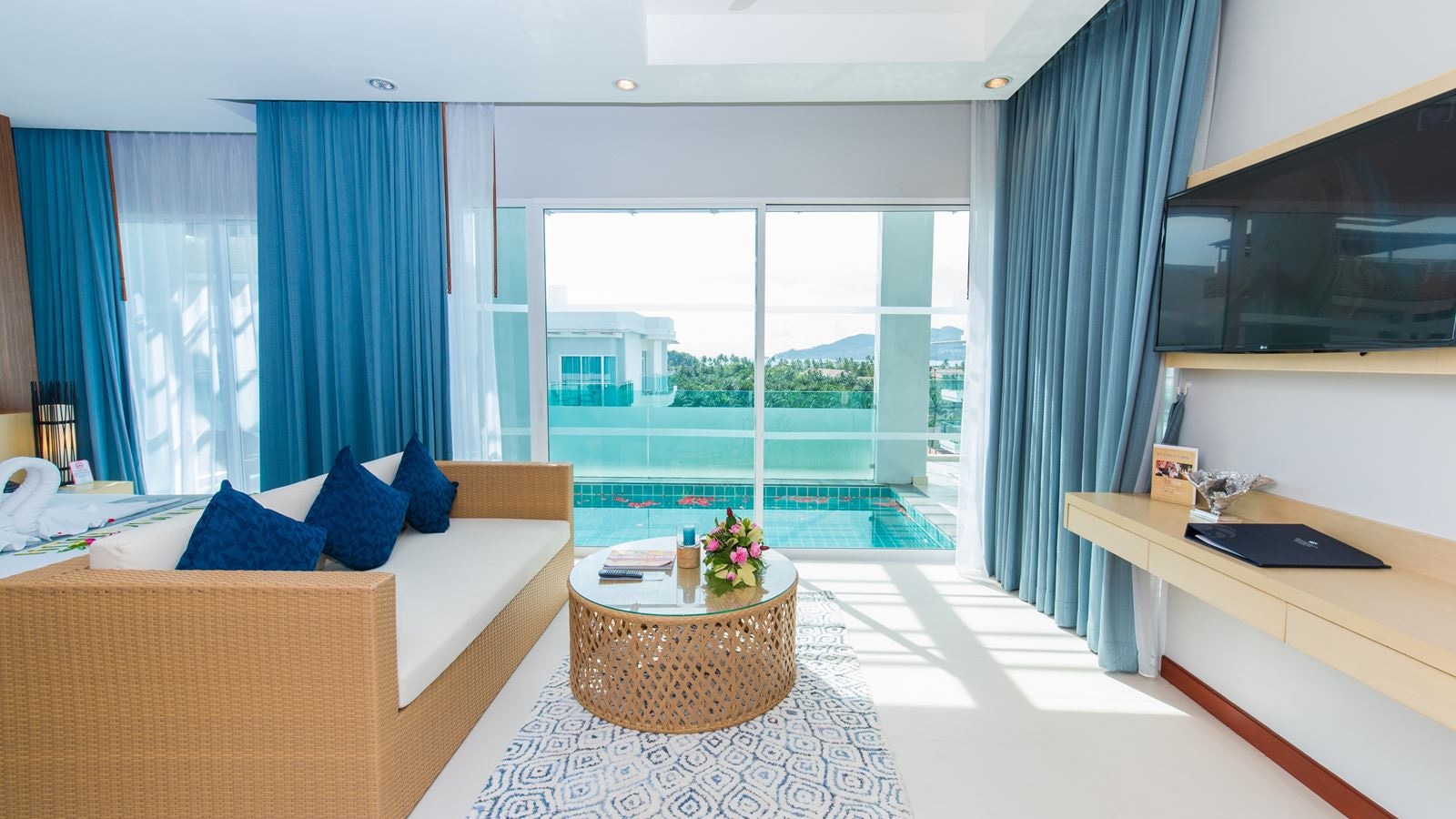 rooms-honeymoon-pool-suite