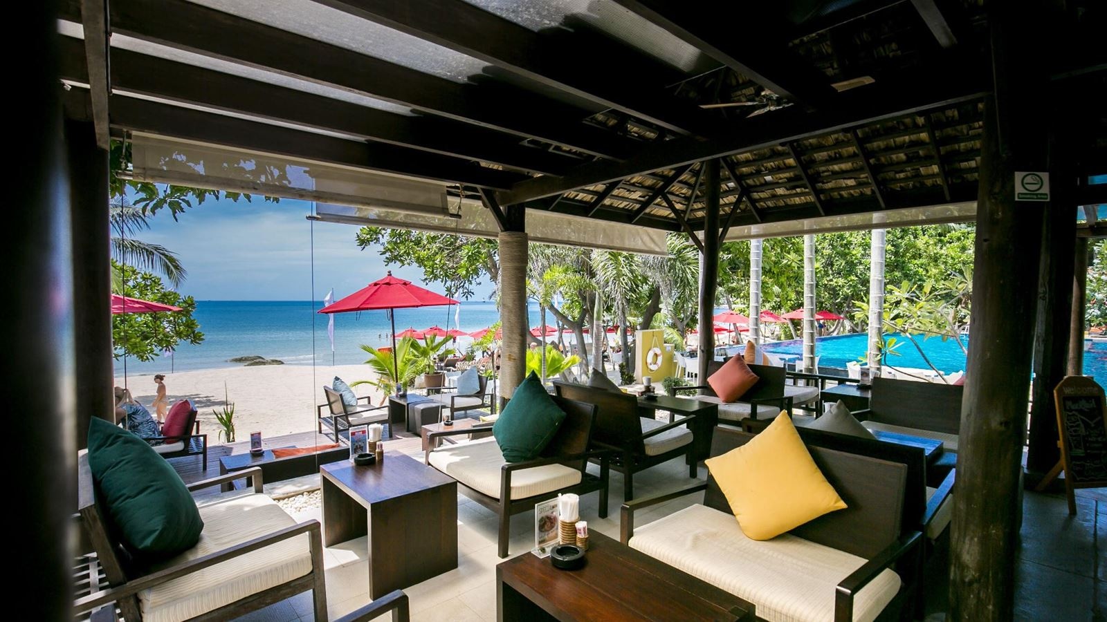 bars-chill-by-the-pool