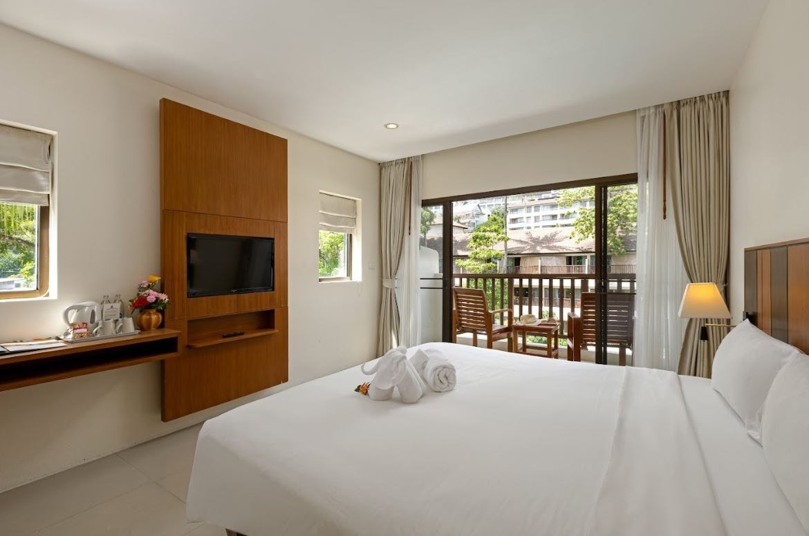 rooms-cozy-room--pool-view