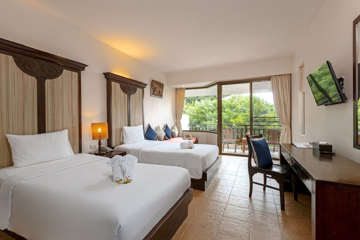 rooms-deluxe-room-pool-view