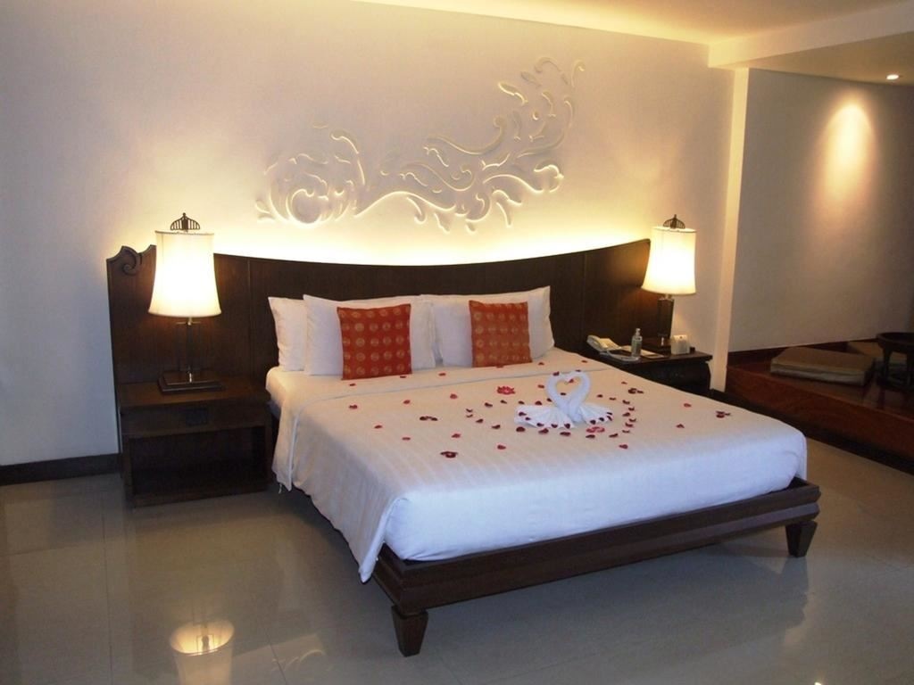 rooms-pool-access-room