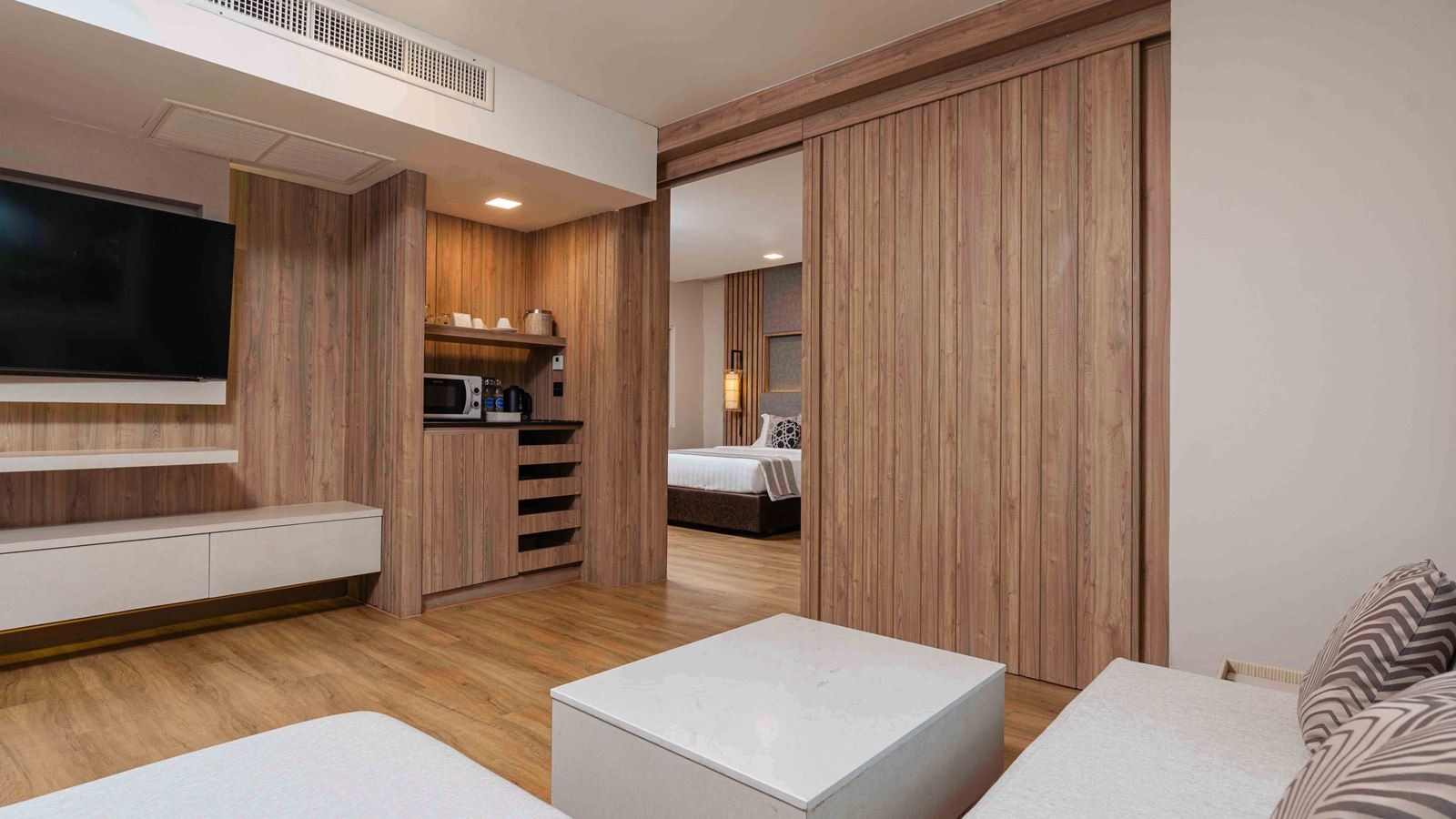 rooms-family-pool-access