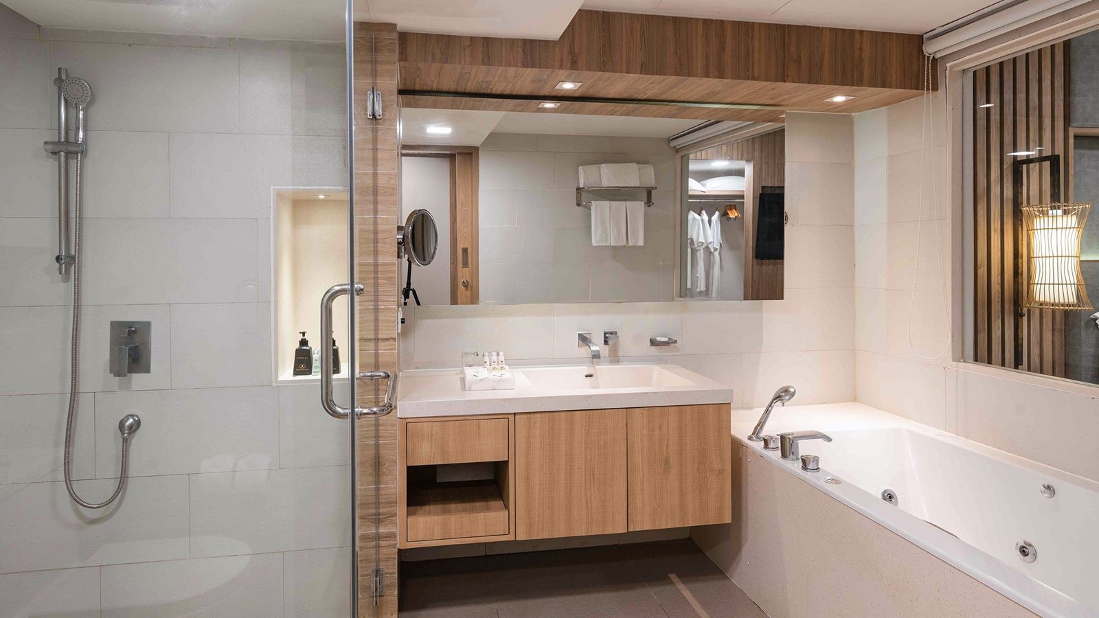 rooms-family-pool-view