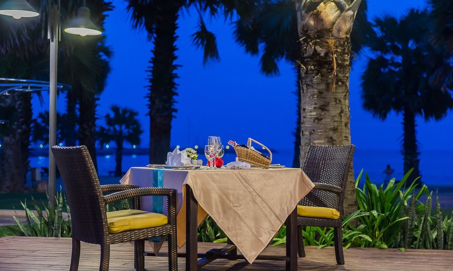 restaurants-reva-beach-restaurant