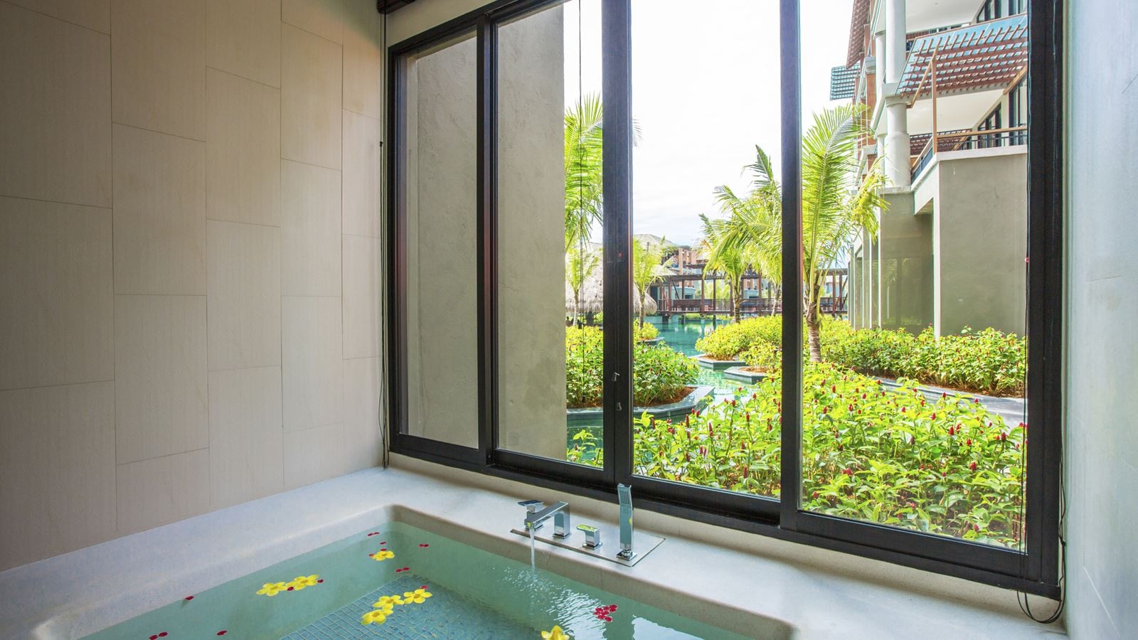 rooms-deluxe-suite-pool-access-jacuzzi