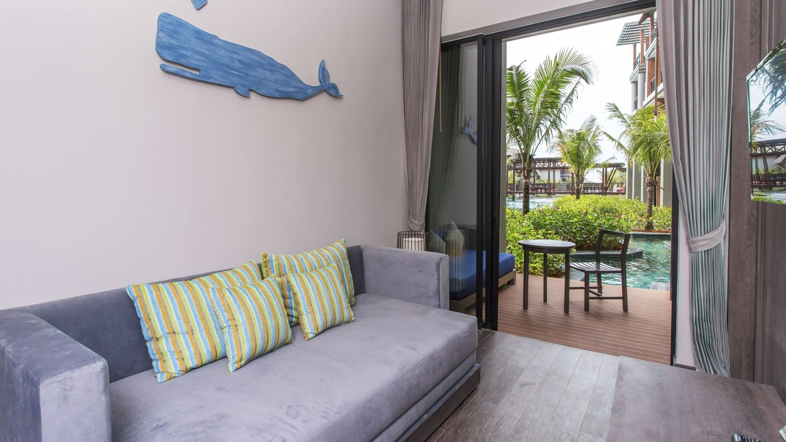 rooms-deluxe-suite-pool-access-jacuzzi