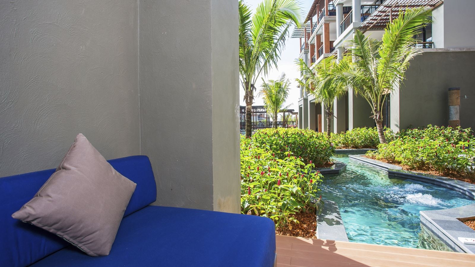 rooms-deluxe-suite-pool-access-jacuzzi