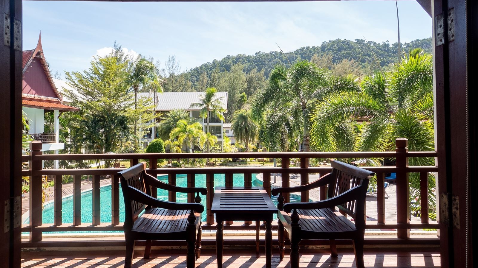 rooms-pool-view-suite