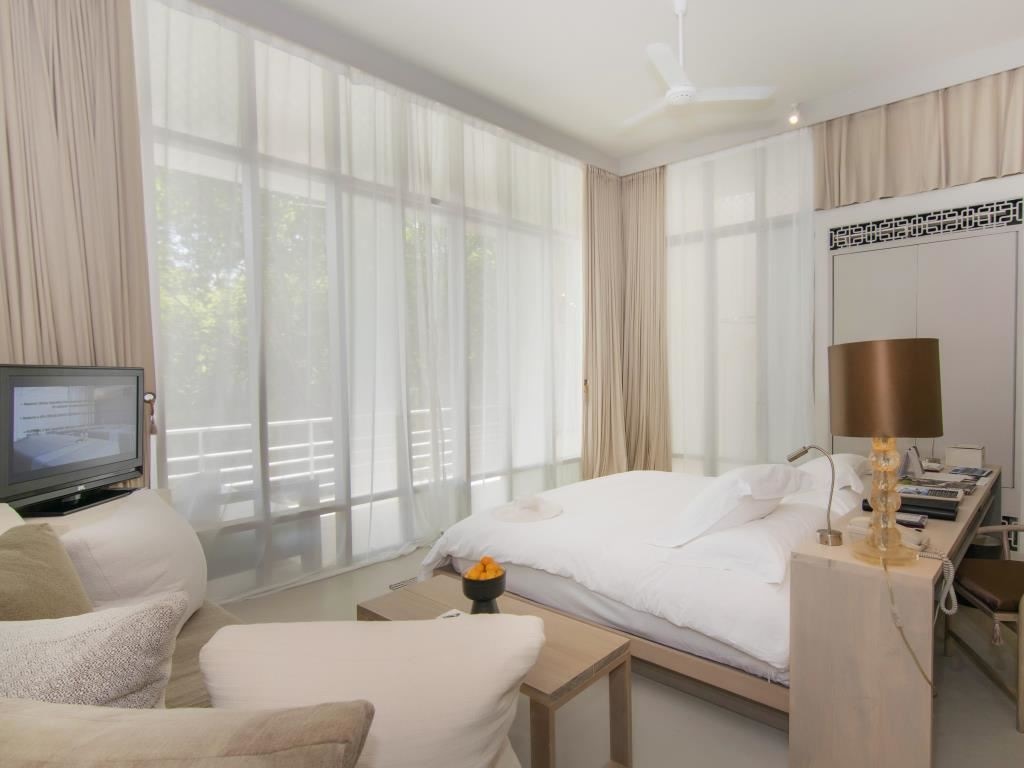 rooms-deluxe-balcony