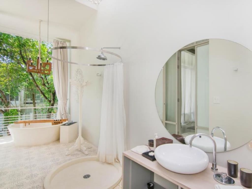 rooms-deluxe-balcony