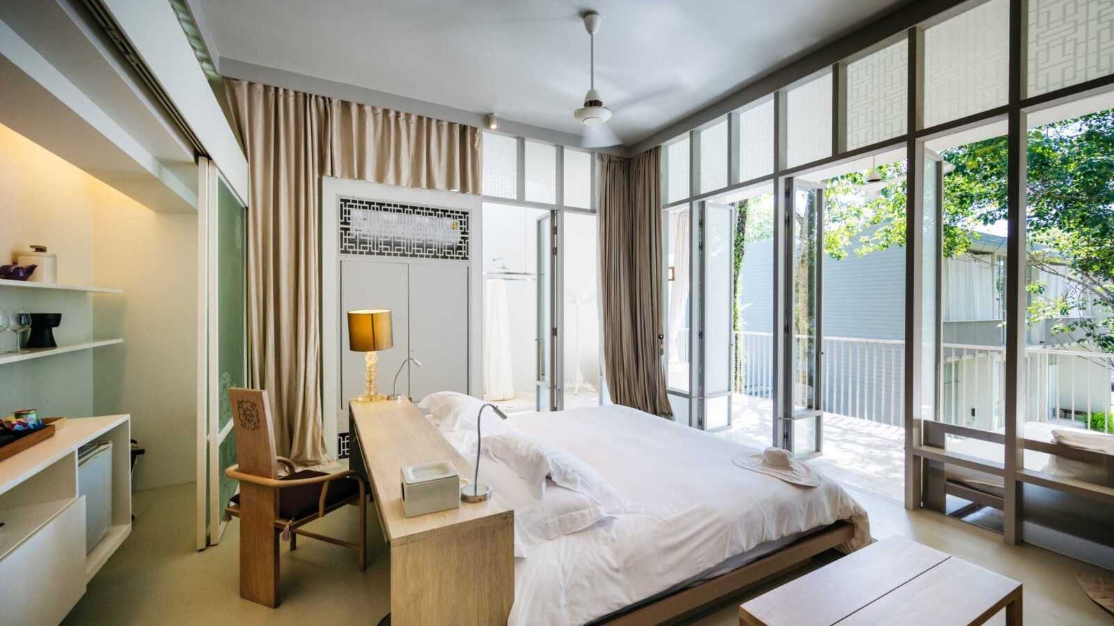 rooms-deluxe-balcony