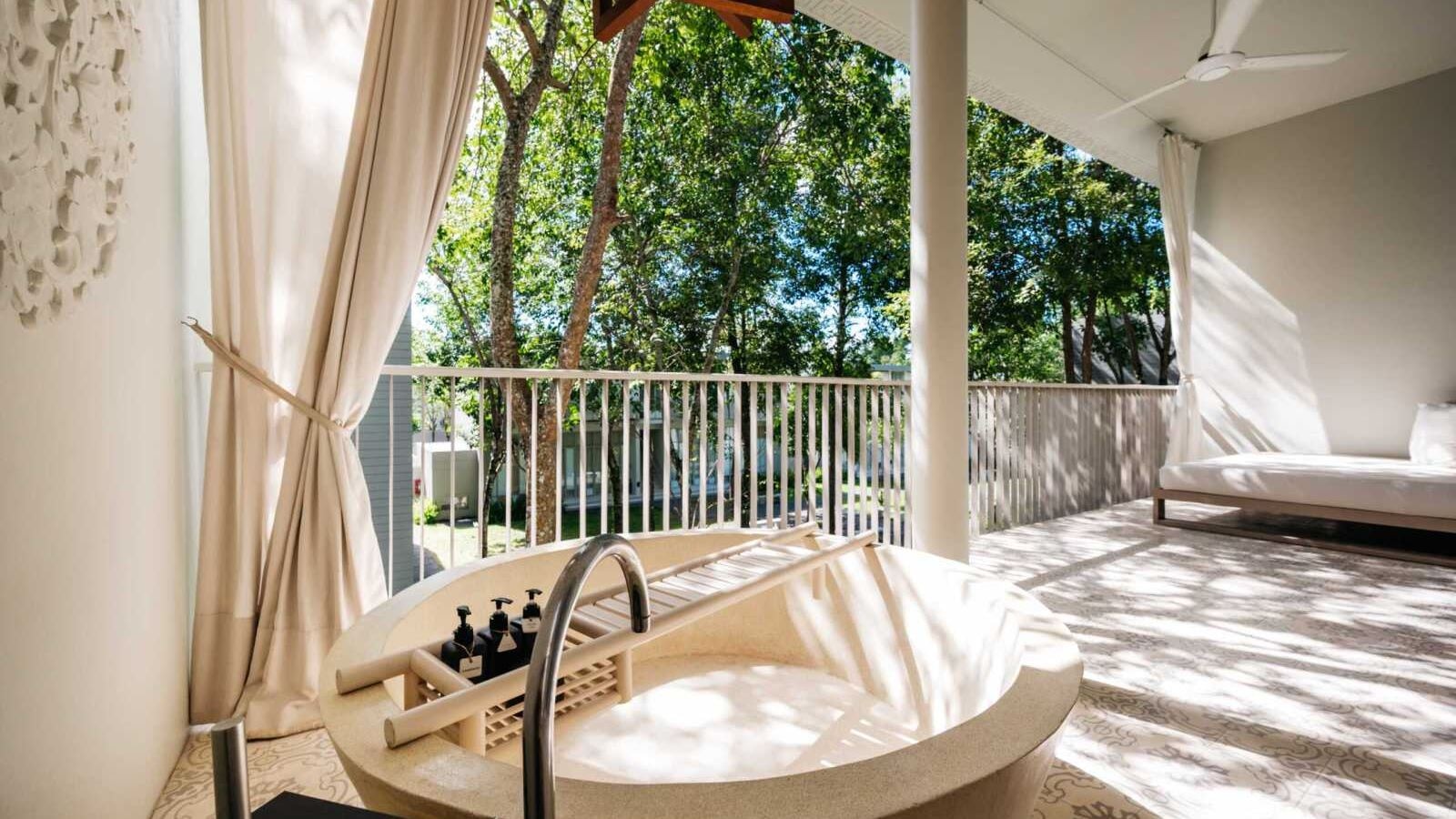 rooms-deluxe-balcony