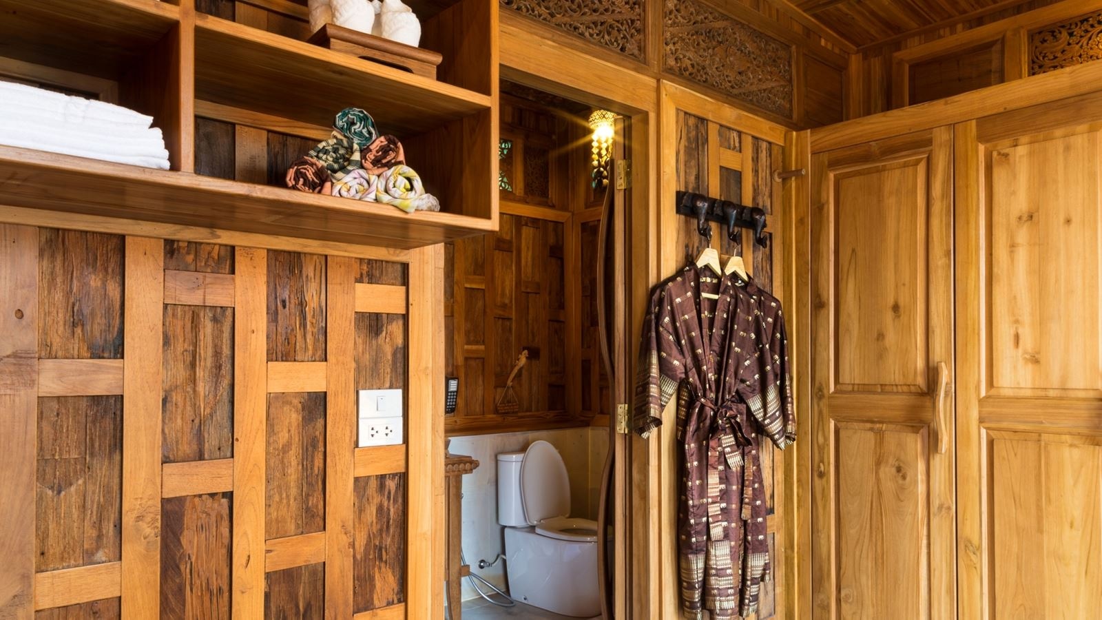 rooms-deluxe-pool-villa-child-sharing-bed