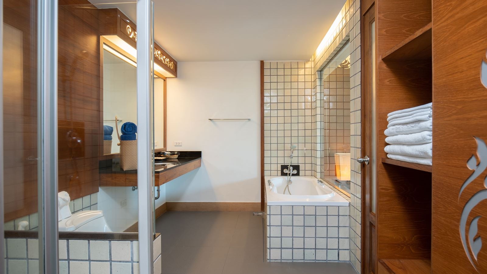 rooms-deluxe-family-room