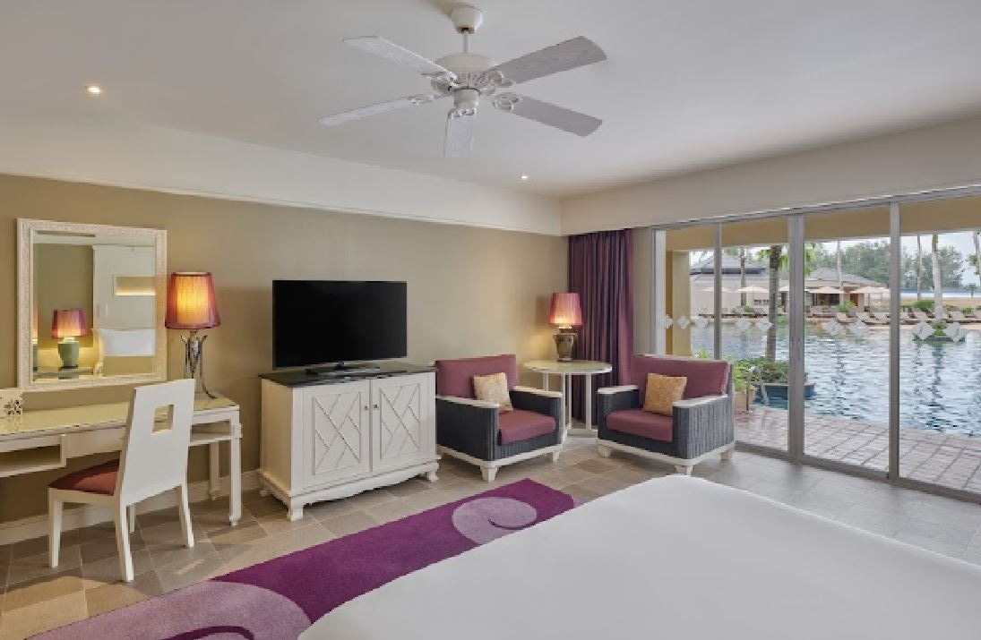 rooms-laguna-pool-access-king-room