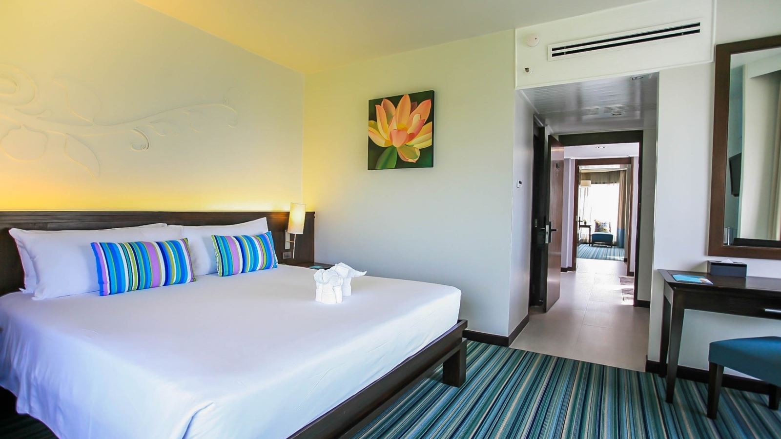 rooms-deluxe-pool-view