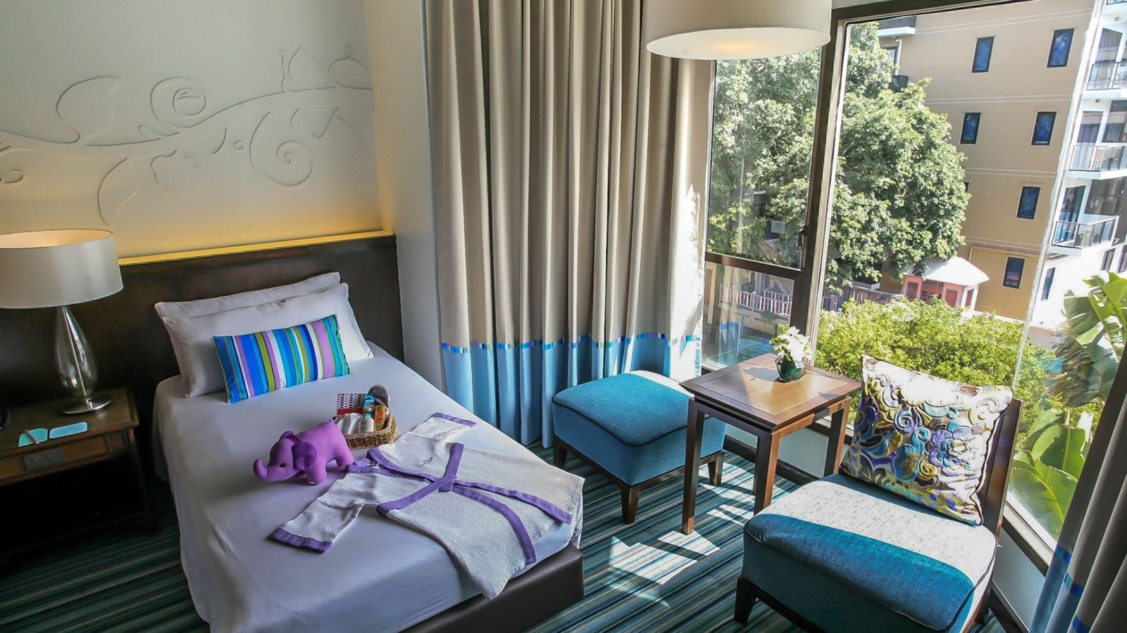 rooms-deluxe-pool-view