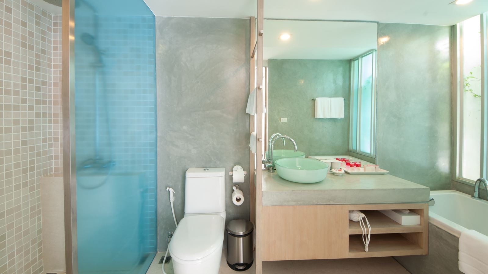 rooms-deluxe-club-pool-view