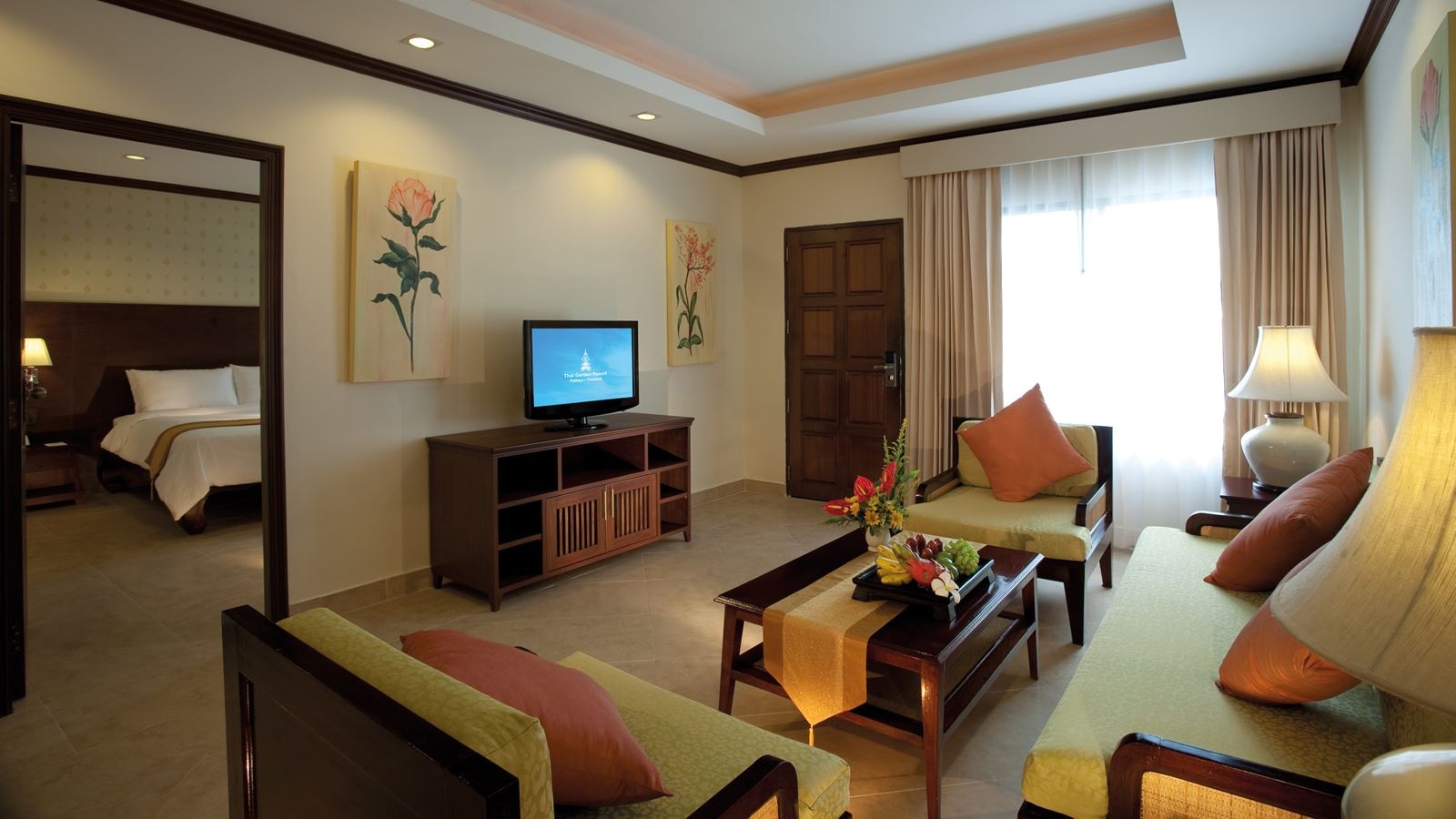 rooms-deluxe-1br-apartment-pool-view