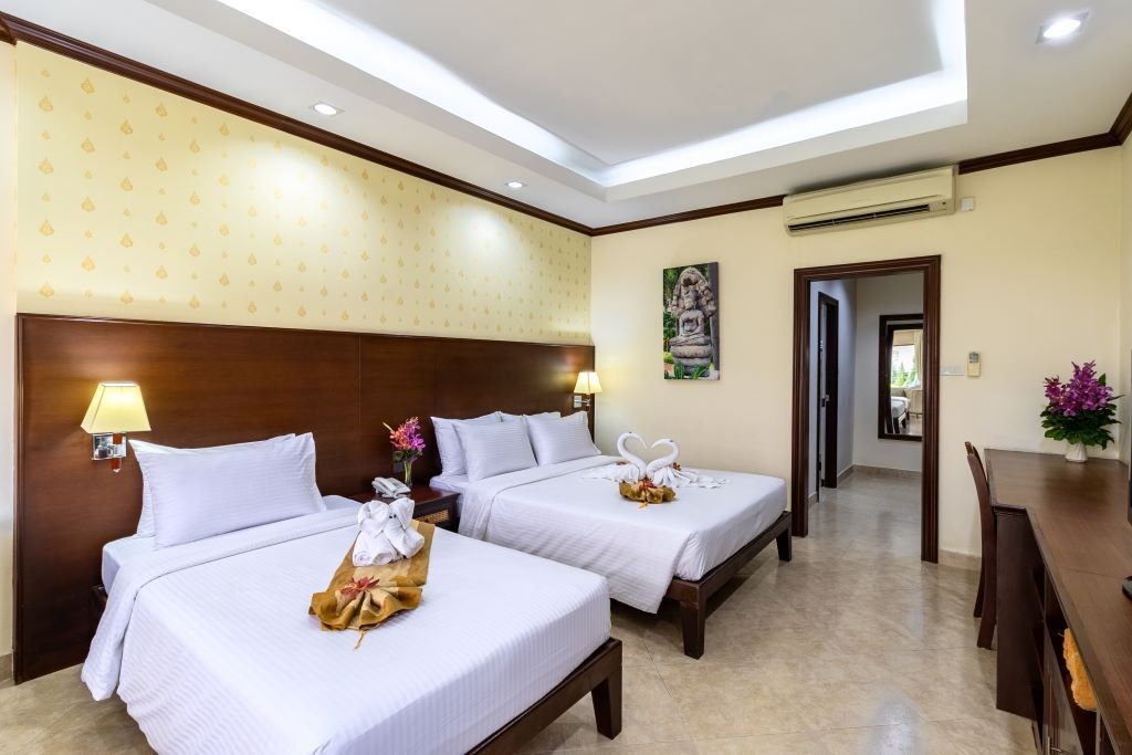 rooms-deluxe-hotel-room-garden-view