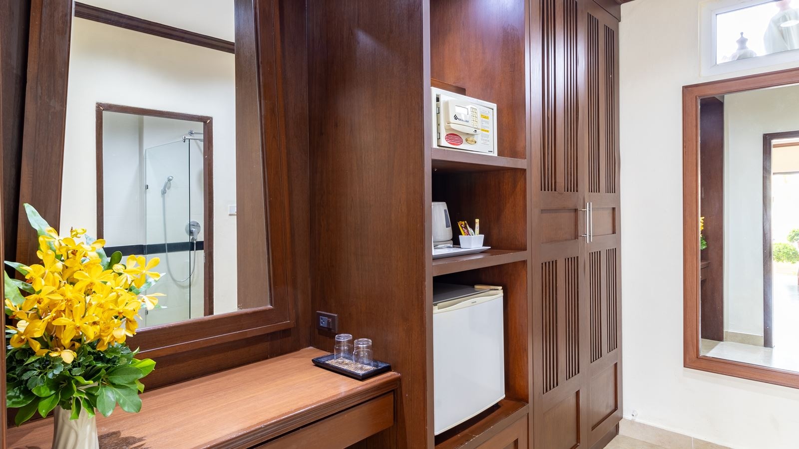 rooms-deluxe-hotel-room-garden-view