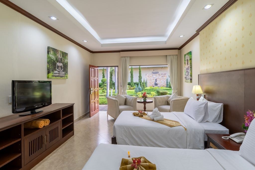 rooms-deluxe-hotel-room-garden-view