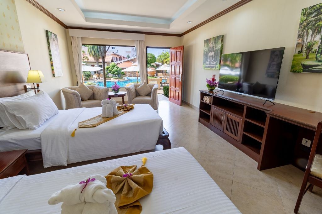 rooms-deluxe-hotel-room-pool-view