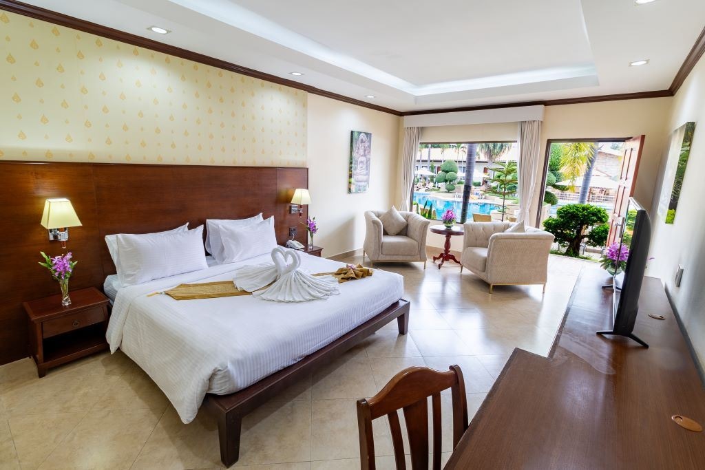 rooms-deluxe-hotel-room-pool-view