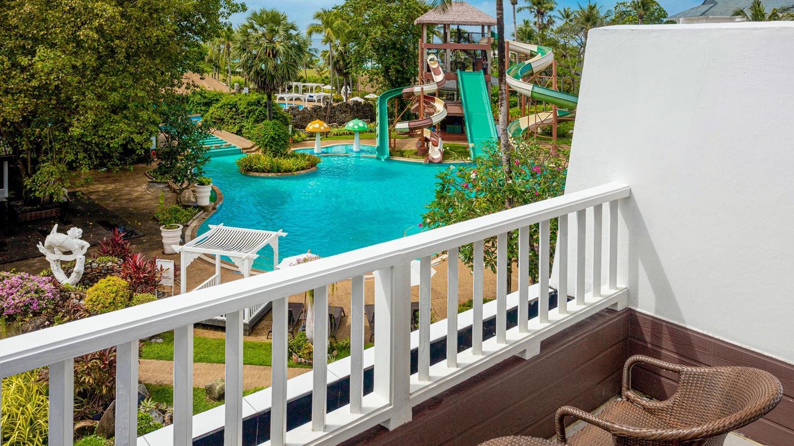 rooms-deluxe-terrace-pool-view