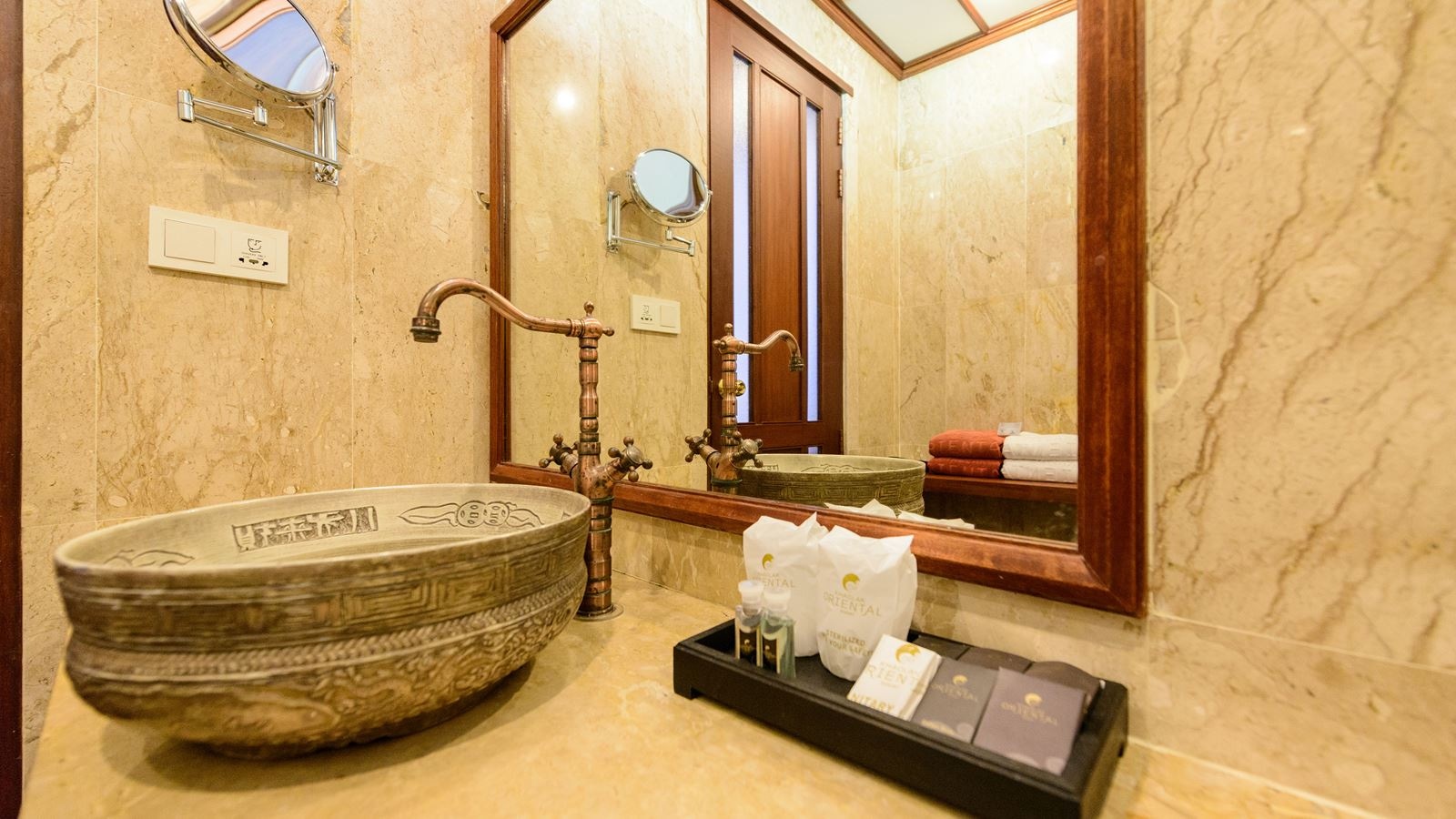 rooms-deluxe-pool-view