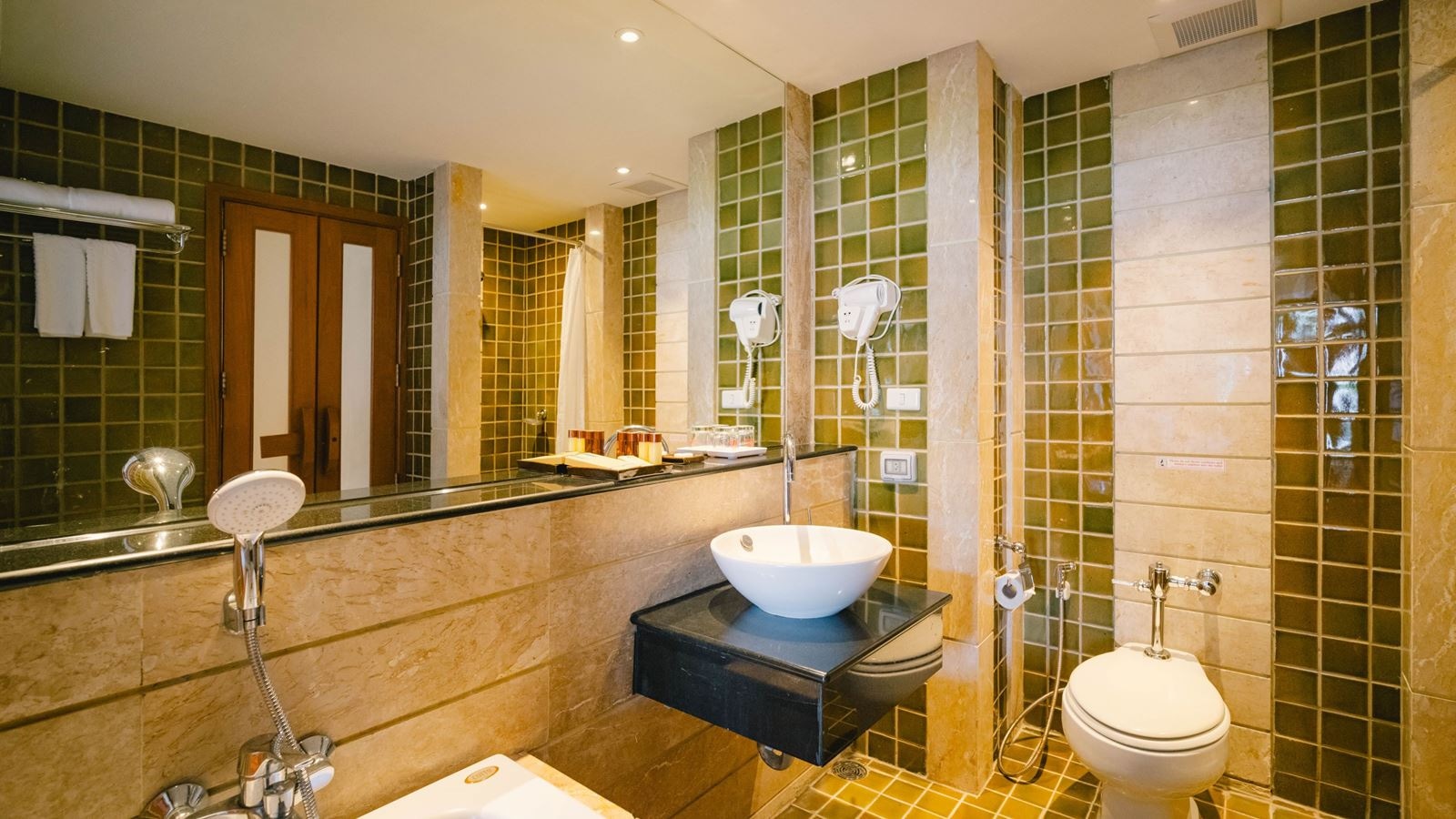 rooms-deluxe-royal-wing-1-queen-1-single