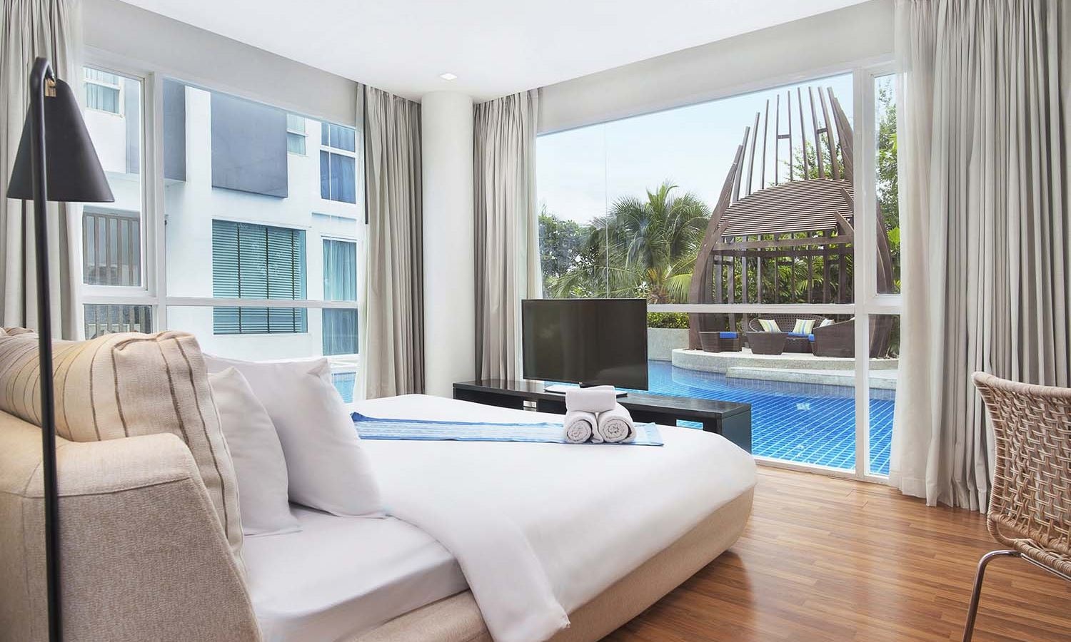 rooms-2-bedroom-corner-suite-pool-access