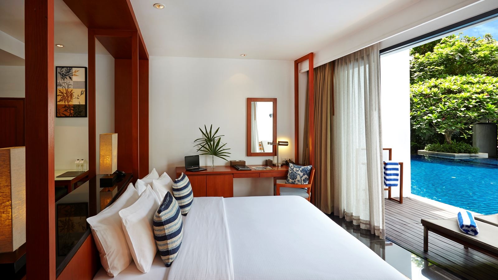 rooms-executive-pool-access-studio