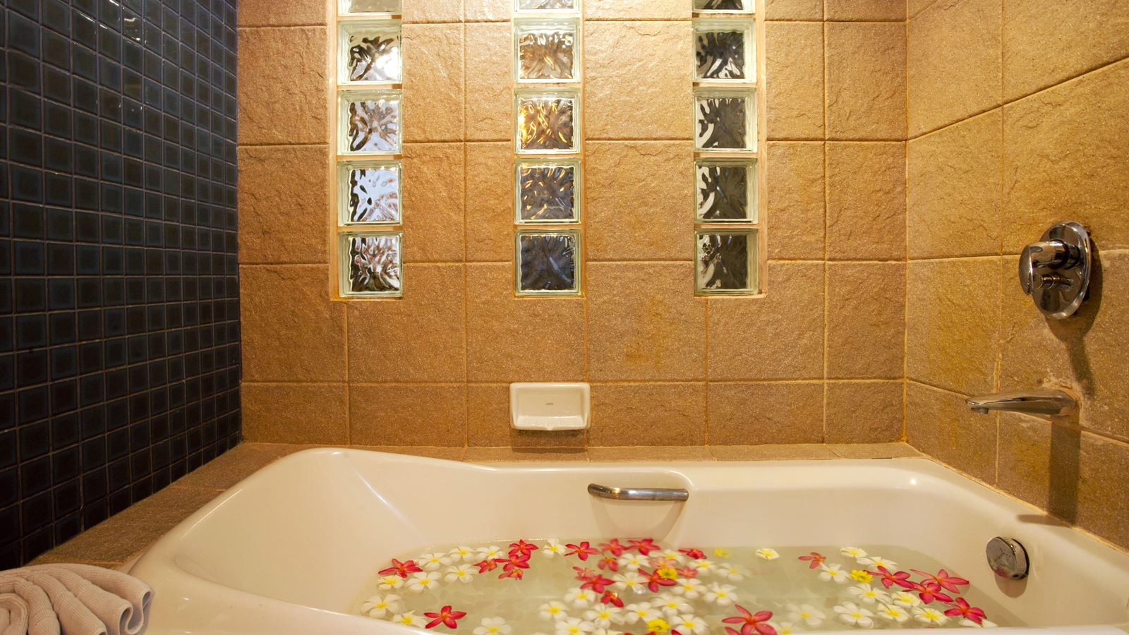 rooms-pool-access-room