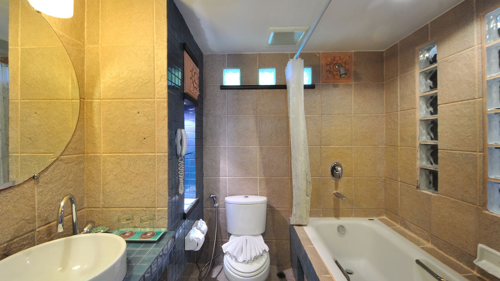 rooms-pool-access-room