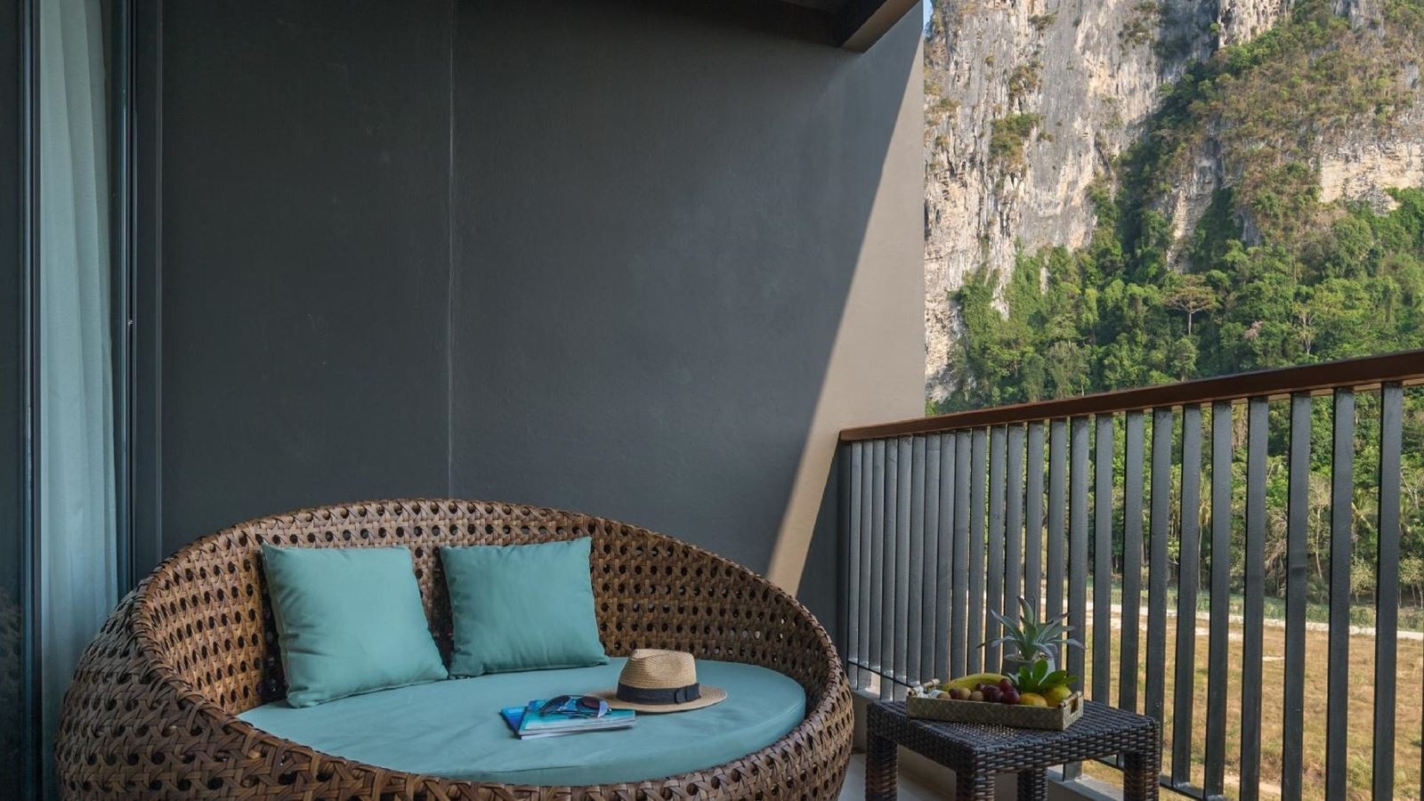 rooms-deluxe-cliff-view-room