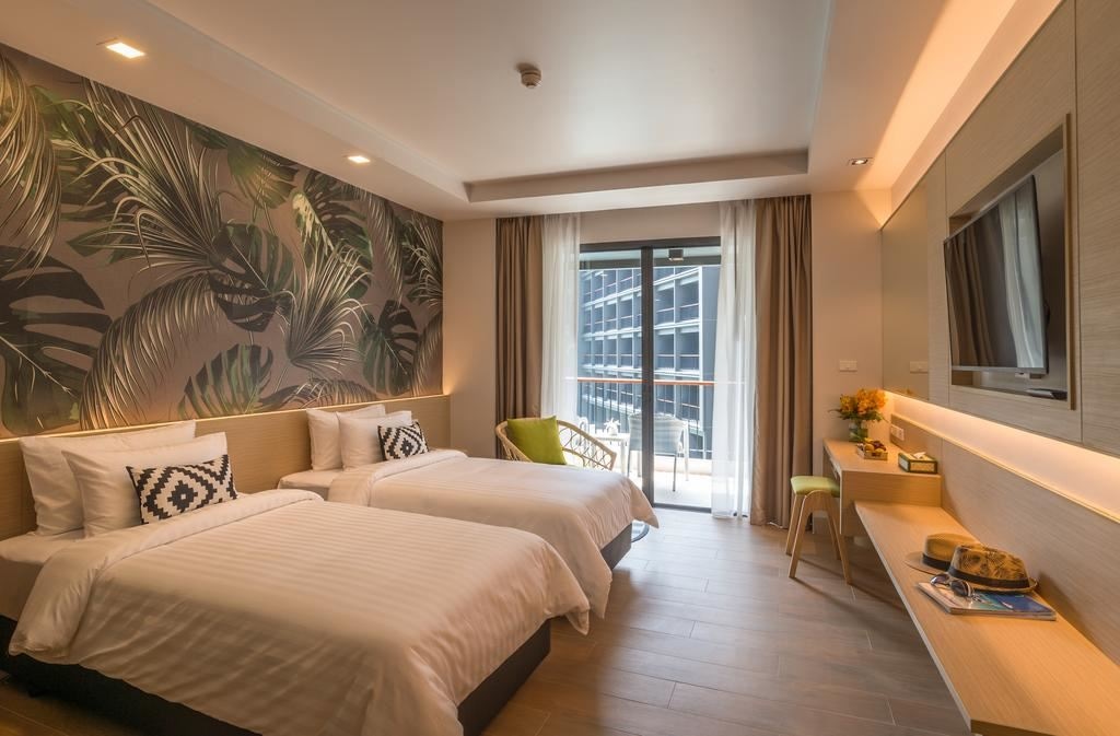 rooms-deluxe-pool-view-room