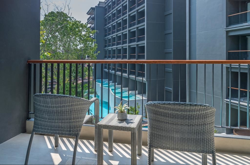 rooms-deluxe-pool-view-room