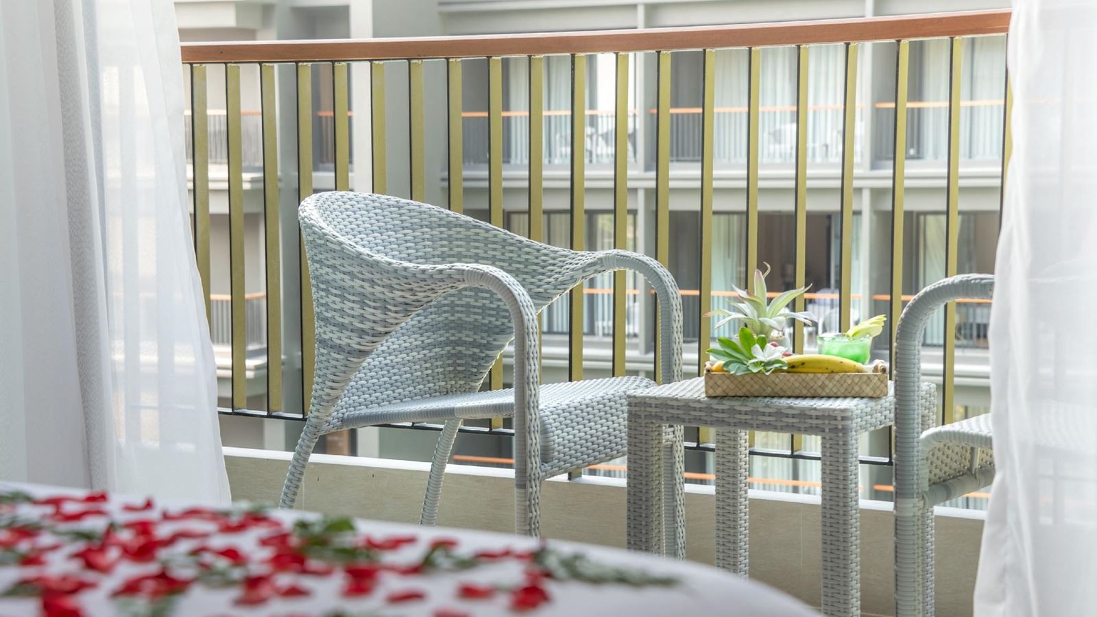 rooms-deluxe-premier-pool-view-room